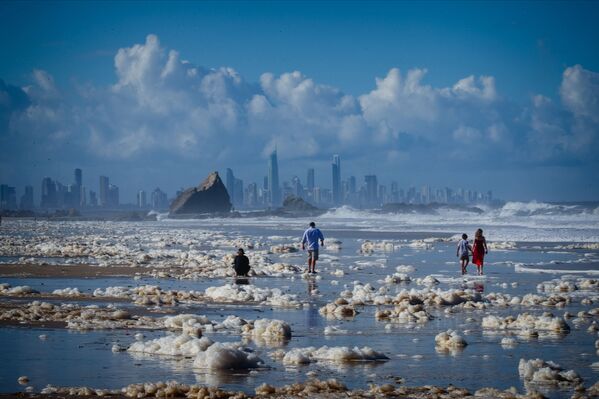 オーストラリアのニューサウスウェールズで、自然現象により泡立ったビーチを歩く観光客 - Sputnik 日本