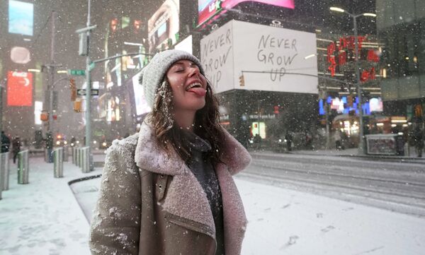 米ニューヨーク州で、雪が降るタイムズスクエアを歩く女性 - Sputnik 日本