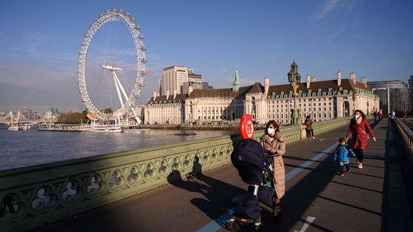 Люди в защитных масках на мосту в Лондоне, Великобритания - Sputnik 日本