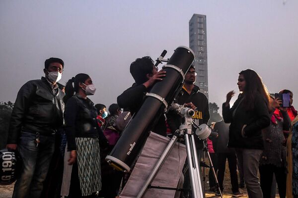 インドのコルカタで木星と土星を観察する人々 - Sputnik 日本