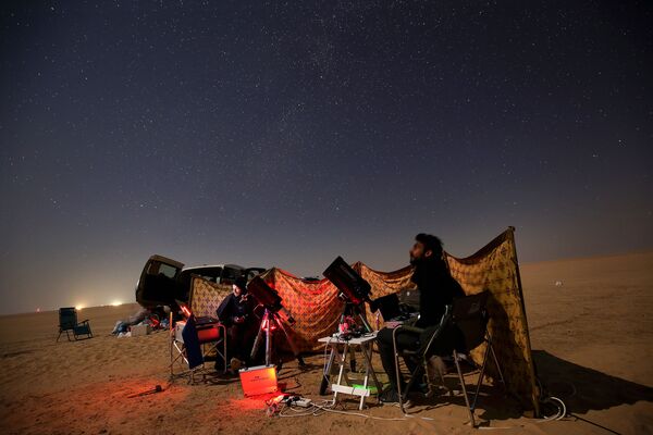 クウェートの首都クウェート市郊外の砂漠地帯で木星と土星を撮影する写真家 - Sputnik 日本