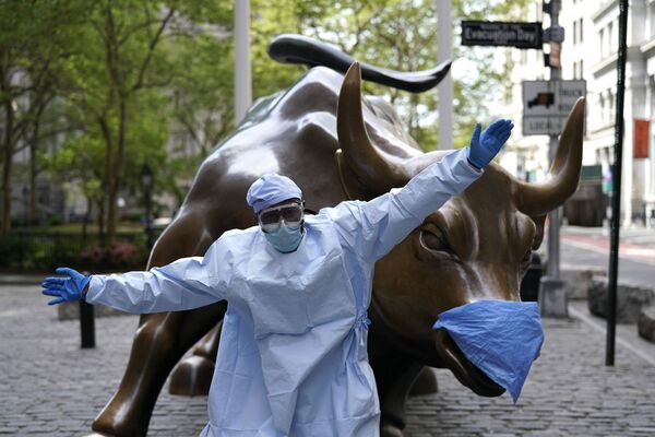 米ニューヨーク市のウォール街にある牛の銅像、チャージング・ブルと防護服を着た男性 - Sputnik 日本