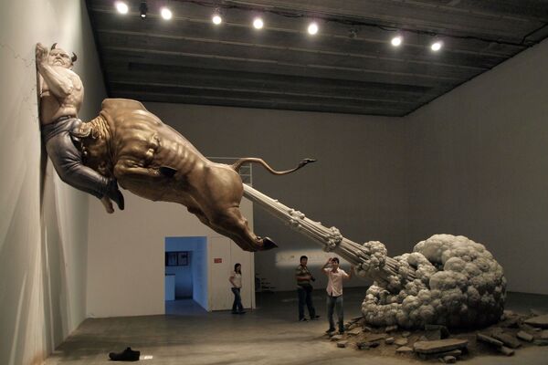 中国の北京で展示された、金融危機を批判する「What You See Might Not Be Real」と題した彫刻（2009年9月） - Sputnik 日本