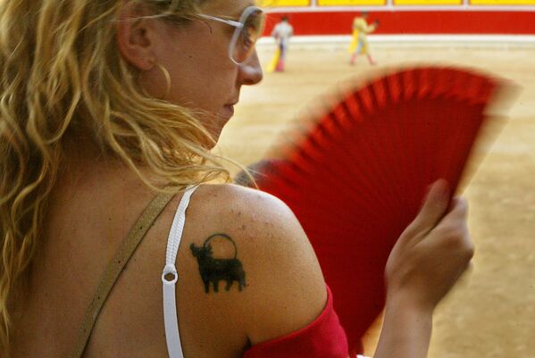 スペイン北部パンプローナで行われたサン・フェルミン祭に参加した、牛のタトゥーを入れた女性 - Sputnik 日本