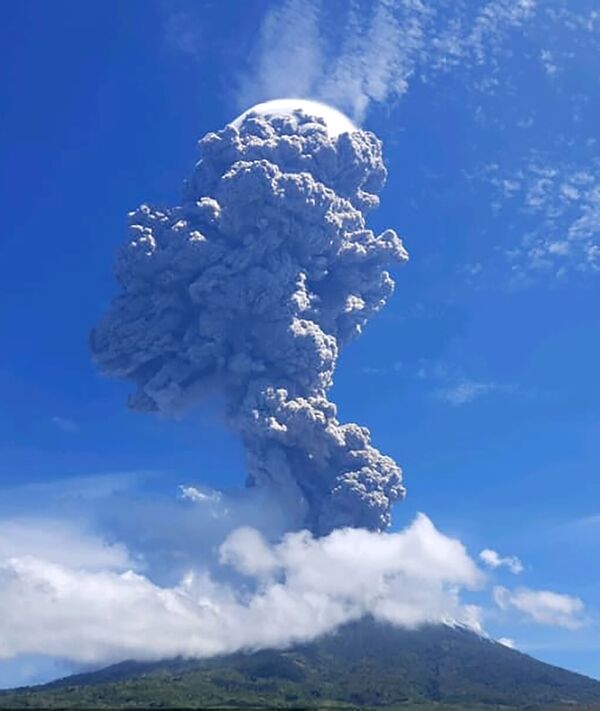 インドネシア、東ヌサトゥンガラ州のレウォトロ火山の噴火（11月29日撮影） - Sputnik 日本