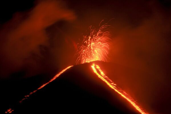 グアテマラパカヤ火山の噴火（7月20日撮影） - Sputnik 日本