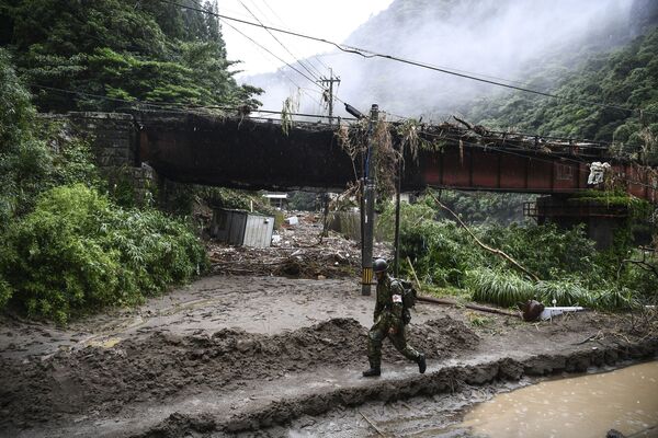 豪雨に襲われた熊本県熊本県芦北町を歩く自衛隊員（7月7日撮影） - Sputnik 日本