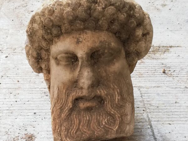 ギリシャの首都アテネの下水上処理施設で発掘された、ギリシャ神話の神ヘルメスとされる古代の彫像の頭部 - Sputnik 日本