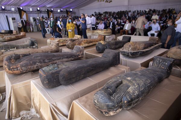 エジプト・カイロ近郊のサッカラ遺跡で発掘された、約2500年前のミイラの木棺 - Sputnik 日本