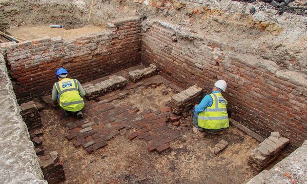 英ロンドンの建設現場地下で発見された、エリザベス朝様式（16世紀）の劇場「レッド・ライオン」とみられる遺跡 - Sputnik 日本