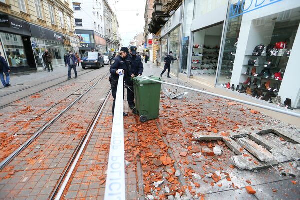 地震発生後、首都ザグレブで対処する警察官ら - Sputnik 日本