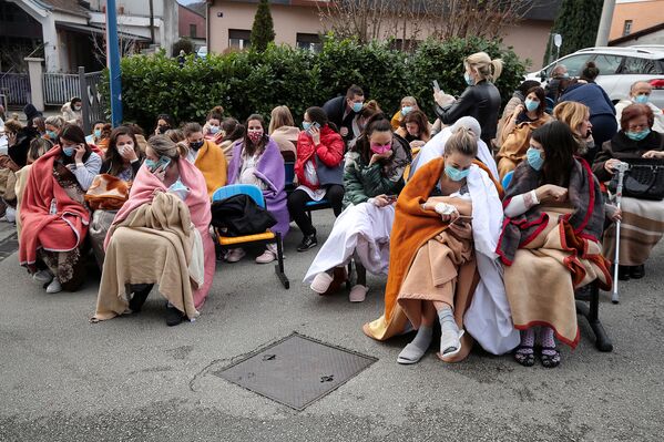 首都ザグレブで地震発生後、病院から避難する患者と医療従事者 - Sputnik 日本