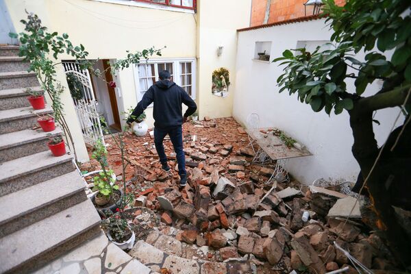 首都ザグレブで地震発生後、瓦礫の上を歩く男性 - Sputnik 日本