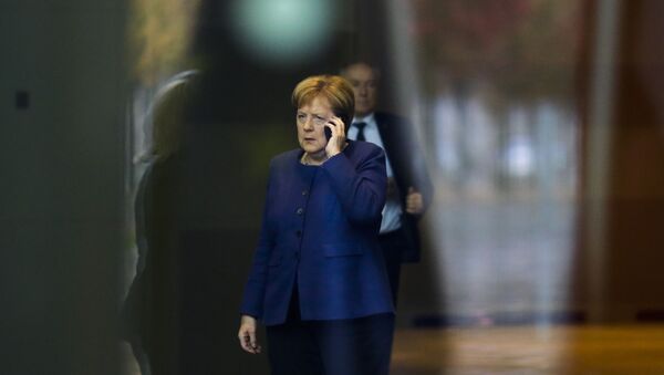 Angela Merkel während eines Telefonats (Archivbild) - Sputnik 日本
