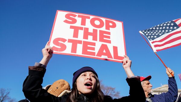 People participate in a Stop the Steal protest outside the U.S. Supreme Court in support of U.S. President Donald Trump in Washington, U.S., December 8, 2020.  - Sputnik 日本