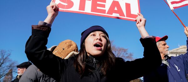 People participate in a Stop the Steal protest outside the U.S. Supreme Court in support of U.S. President Donald Trump in Washington, U.S., December 8, 2020.  People participate in a Stop the Steal protest outside the U.S. Supreme Court in support of U.S. President Donald Trump in Washington, U.S., December 8, 2020.  - Sputnik 日本