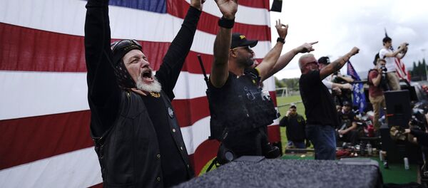 プラウド・ボーイズのメンバーら、左から2人目がエンリケ・タリオ氏（オレゴン州ポートランド） - Sputnik 日本