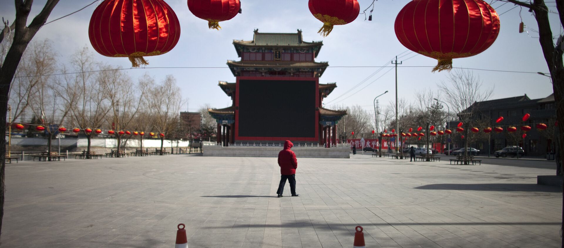 Мужчина на пустынной площади в Пекине, Китай - Sputnik 日本, 1920, 07.01.2021