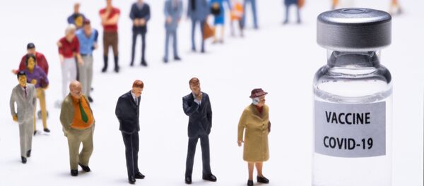 Фигурки рядом с флаконом с надписью «Вакцина от Covid-19» Фигурки рядом с флаконом с надписью «Вакцина от Covid-19» - Sputnik 日本