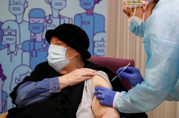 スペインの老人ホームで、ファイザーとバイオエヌテックが共同開発したワクチンの接種を受ける79歳の女性 - Sputnik 日本