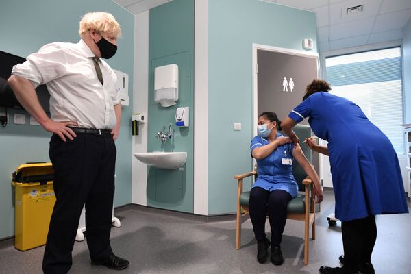 英ロンドン北部の病院を訪問し、オックスフォード大学とアストラゼネカが共同開発したワクチンの接種の様子を見るジョンソン首相 - Sputnik 日本