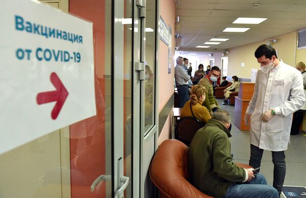 ロシア首都・モスクワで、60歳以上を対象に始まったワクチン接種を待つ人々 - Sputnik 日本