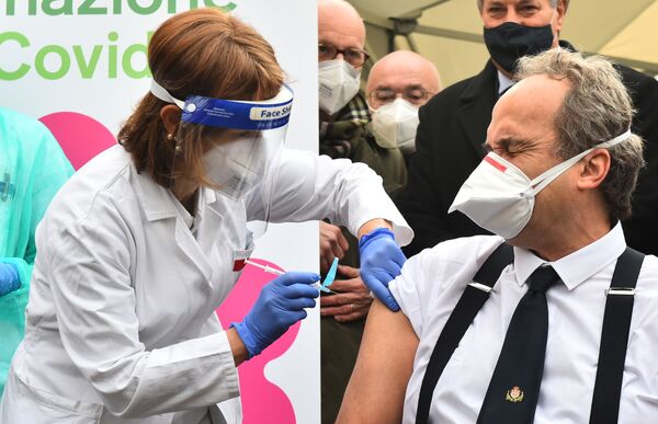 イタリア・トリノの病院で、ファイザーとバイオエヌテックが共同開発したワクチンの接種を受ける医師 - Sputnik 日本