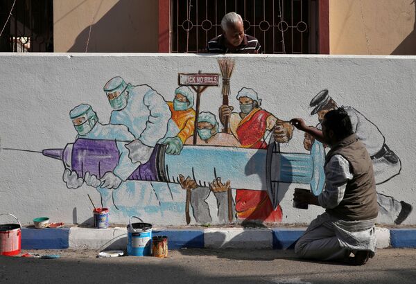 インド・コルカタの路上でワクチン接種の壁画を描く男性 - Sputnik 日本