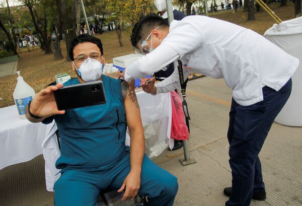 メキシコのサン・ニコラス・デ・ロス・ガルサで、ワクチン接種中にセルフィ（自撮り）をする医療従事者 - Sputnik 日本