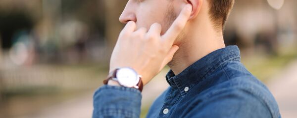 Мужчина с беспроводными наушниками в ушах  - Sputnik 日本