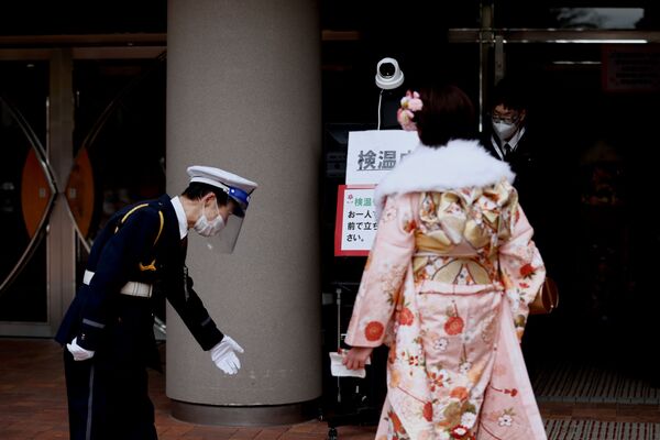 神奈川県川崎市で行われた成人式で、入場前に体温測定を行う新成人 - Sputnik 日本