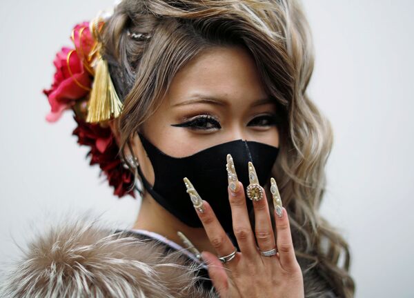 神奈川県横浜市の横浜アリーナで行われた成人式で、マスクを着用して写真撮影する新成人 - Sputnik 日本
