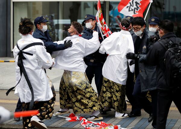 神奈川県横浜市の横浜アリーナで行われた成人式で、暴れる新成人を拘束する警察官 - Sputnik 日本