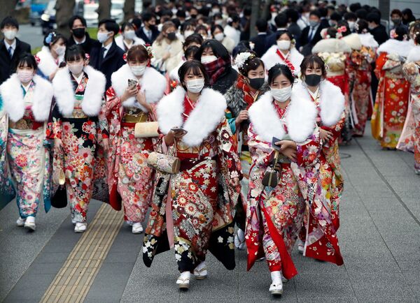  神奈川県横浜市の横浜アリーナで行われた成人式に、マスクと振り袖姿で出席する新成人ら - Sputnik 日本