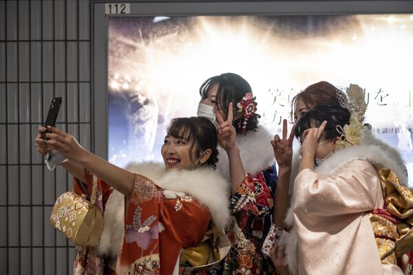 神奈川県横浜市の横浜アリーナで行われた成人式で、振り袖姿で写真を撮影する女性 - Sputnik 日本