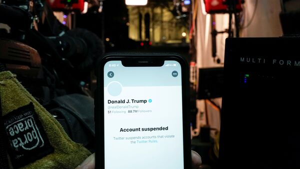 A photo illustration shows the suspended Twitter account of U.S. President Donald Trump on a smartphone in a media board cast tent at the White House in Washington, U.S., January 8, 2021. - Sputnik 日本