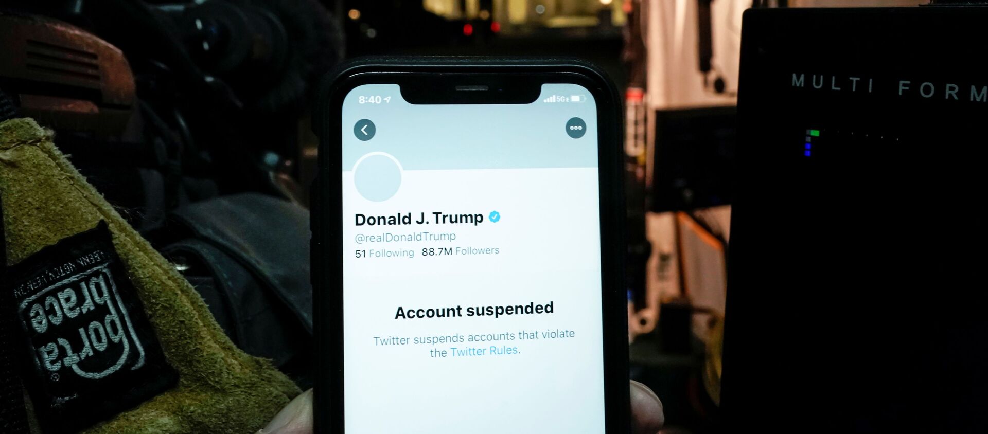 A photo illustration shows the suspended Twitter account of U.S. President Donald Trump on a smartphone in a media board cast tent at the White House in Washington, U.S., January 8, 2021. - Sputnik 日本, 1920, 15.01.2021