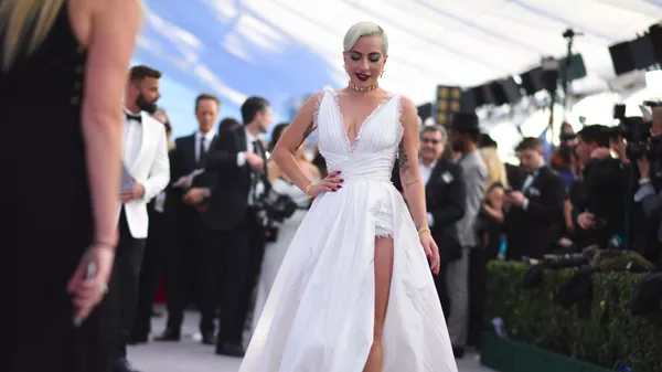 レディー・ガガとジェニファー・ロペス、バイデン氏就任式で公演

