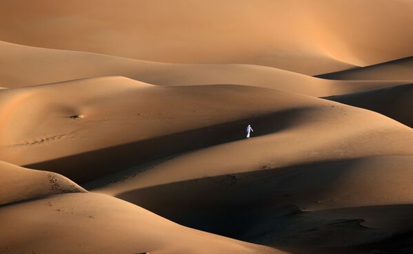 アラブ首長国連邦・アブダビのリワ砂漠を歩く若者 - Sputnik 日本