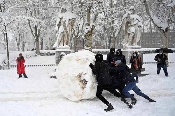 大雪に見舞われたスペイン・マドリードで巨大な雪玉を転がす若者たち - Sputnik 日本