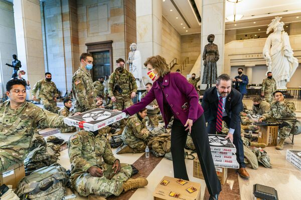 米ワシントンで、連邦議会議事堂を警備する州兵にピザを手渡すビッキー・ハーツラー下院議員とマイケル・ウォルツ下院議員 - Sputnik 日本