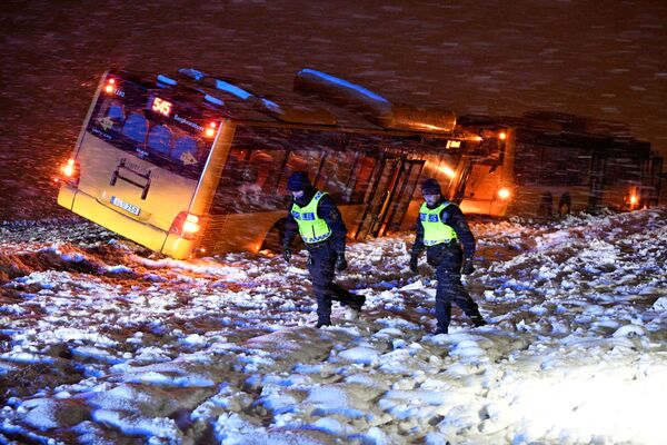 スウェーデン・クリシャンスタードで、大雪の影響で発生した交通事故現場を歩く警察官ら - Sputnik 日本