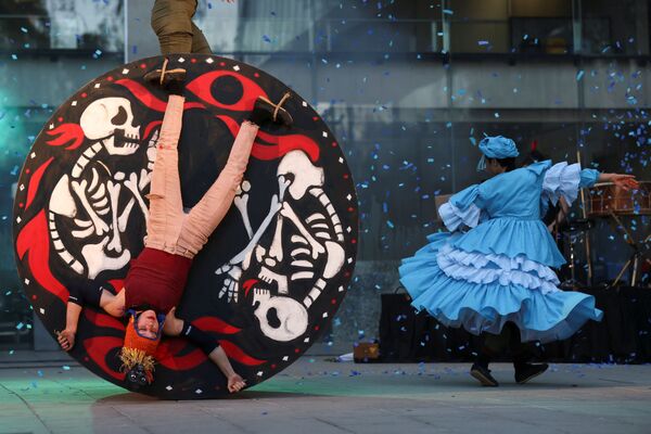 チリ・サンティアゴで行われたサンティアゴ・ア・ミル国際演劇祭で、演劇「Fuego Rojo」を上演するダンサー - Sputnik 日本