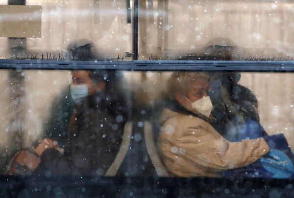 セルビア首都・ベオグラードでマスクを着用してバスに乗る市民 - Sputnik 日本