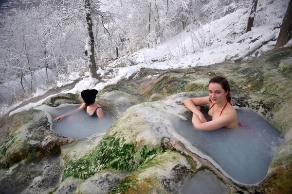 ロシア南部・ピャチゴルスクで温泉に浸かる女 - Sputnik 日本
