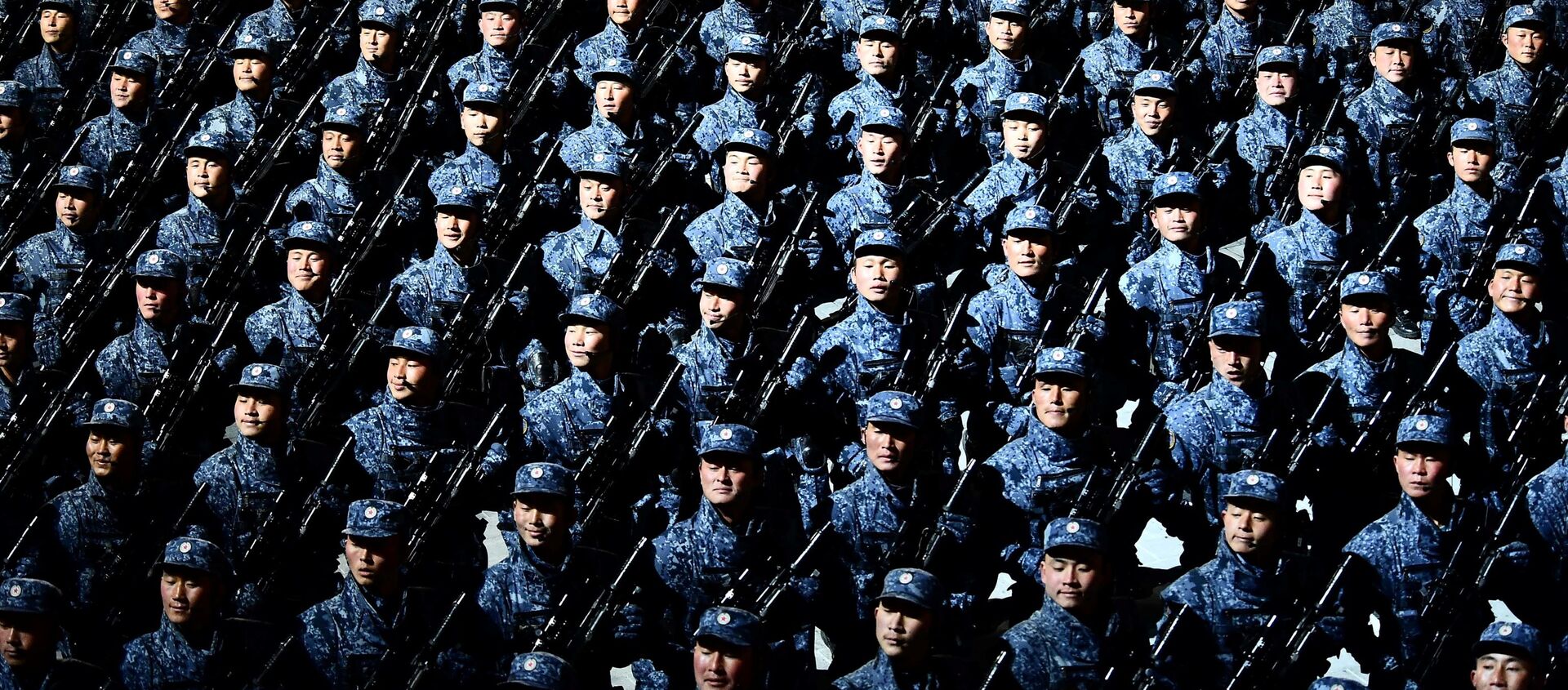 Солдаты во время военного парада в Пхеньяне по случаю VIII съезда Трудовой партии Кореи - Sputnik 日本, 1920, 15.01.2021