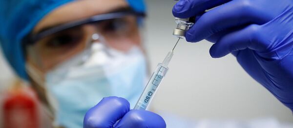A medical worker prepares the first injection in the region of Madrid with a dose of Pfizer-BioNTech COVID-19 vaccine, at Vallecas nursing home as the coronavirus disease (COVID-19) outbreak continues, in Madrid, Spain December 27, 2020 - Sputnik 日本