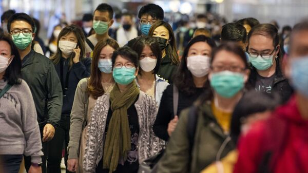 Пассажиры в медицинских масках в переходе метро Гонконга - Sputnik 日本