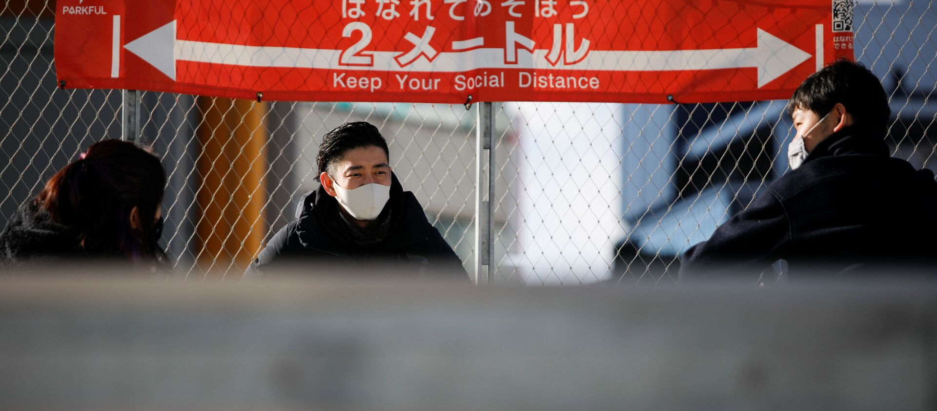 Люди в масках на фоне плаката о необходимости соблюдения социальной дистанции в Токио - Sputnik 日本, 1920, 16.01.2021