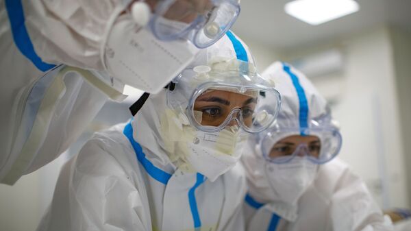 Медицинские работники во временном госпитале для пациентов с COVID-19 в ледовом дворце Крылатское - Sputnik 日本